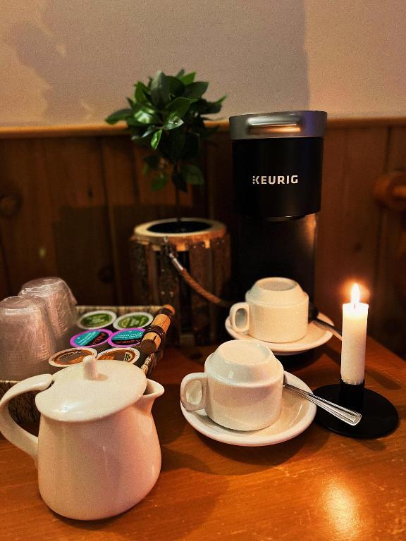 Příslušenství pro přípravu čaje a kávy v ubytování Auberge au Poste de Traite