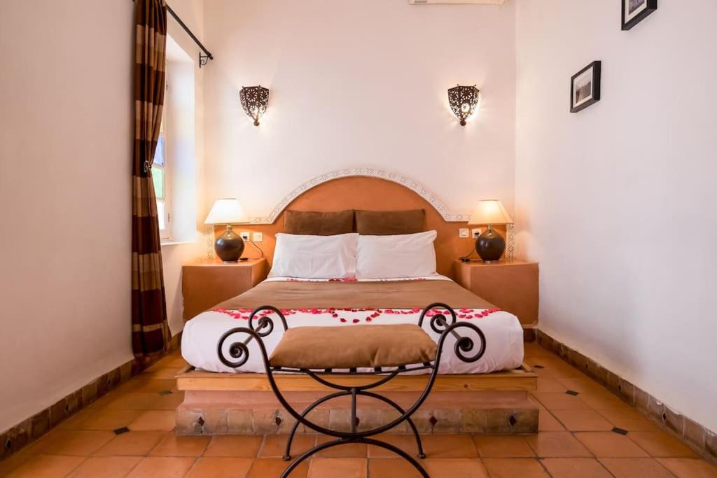 Postel nebo postele na pokoji v ubytování Riad Al Tainam