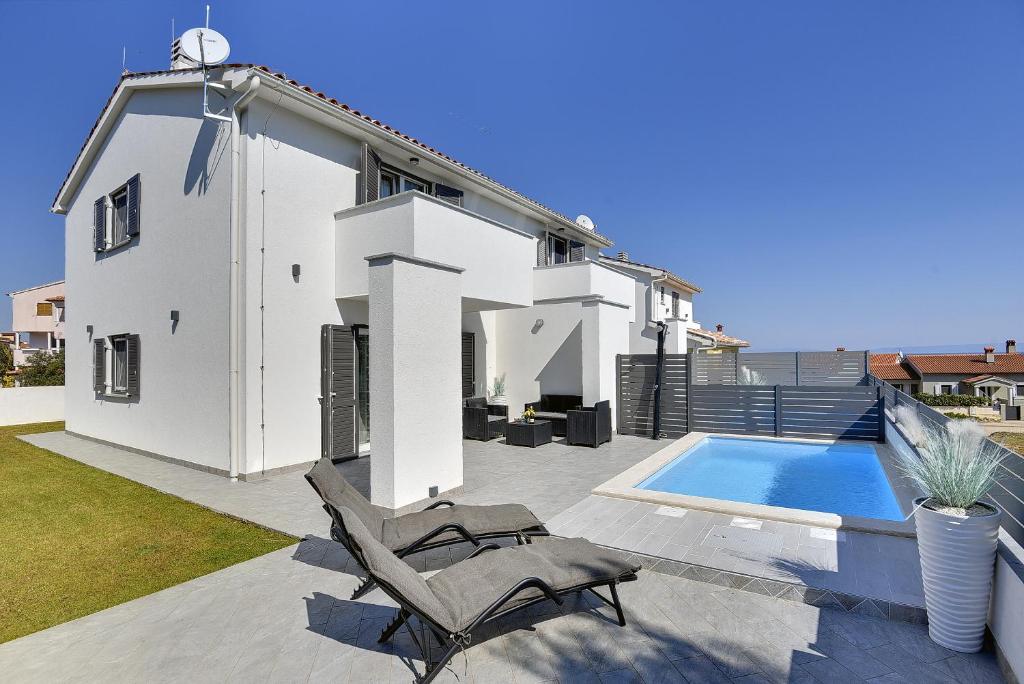 Bazén v ubytovaní Villa Residence Oli B alebo v jeho blízkosti