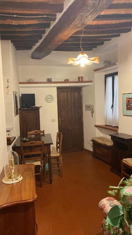 a living room with a table and a dining room at Casa Nicoletta in Sarteano