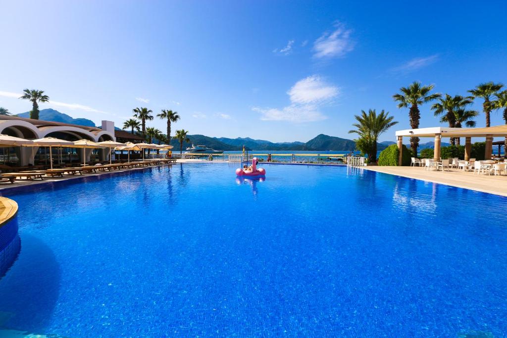 Bazén v ubytování Fortezza Beach Resort nebo v jeho okolí