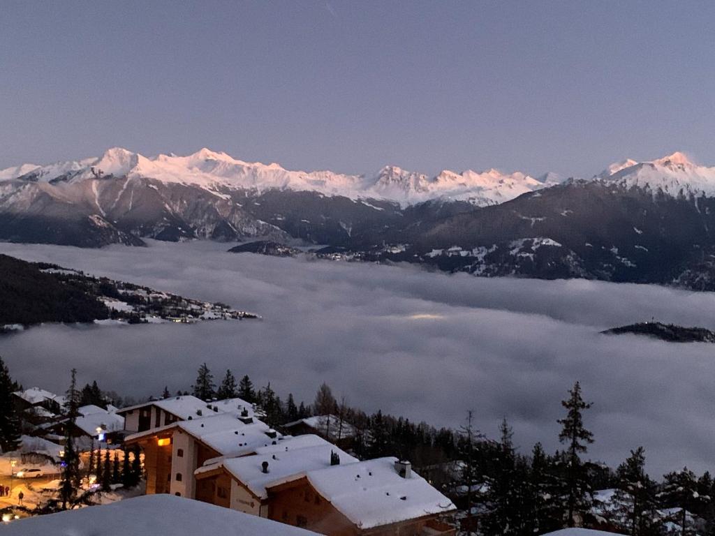 a view of a mountain range with snow covered mountains at Orion C AV3 in Ayent