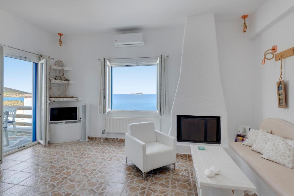 TV a/nebo společenská místnost v ubytování Endless Blue from Syros - Fabrika Resort - House 1