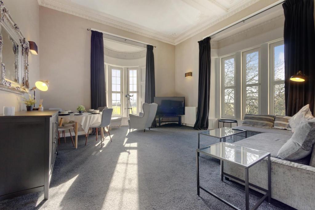 Beautiful traditional apartment close to beach & golf, stunning views & free off-street parking - Housity