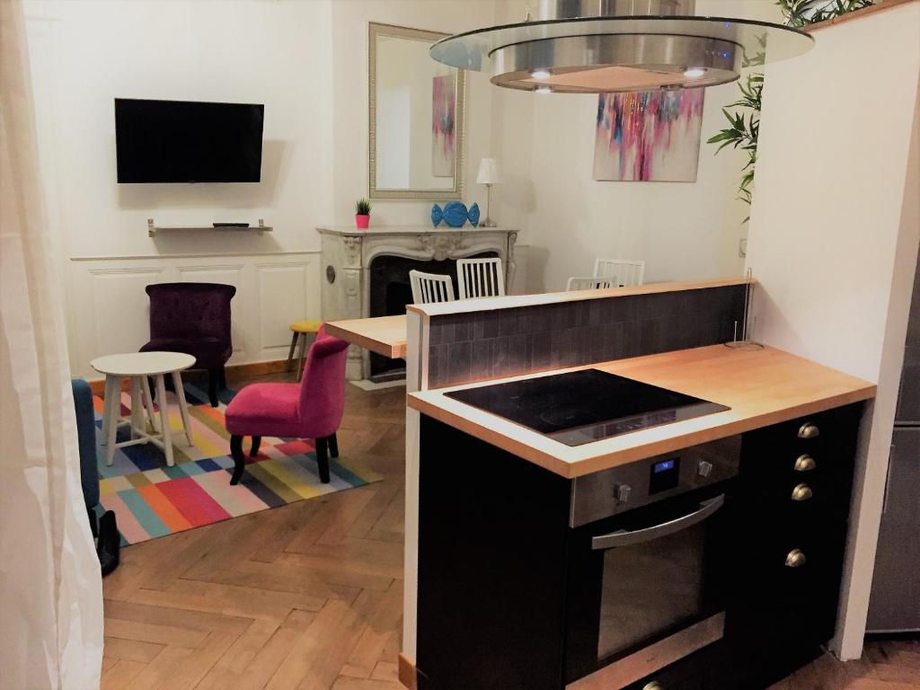 - une cuisine et une salle à manger avec une table et des chaises dans l'établissement SDCPM Maison de Maitre, à Conliège