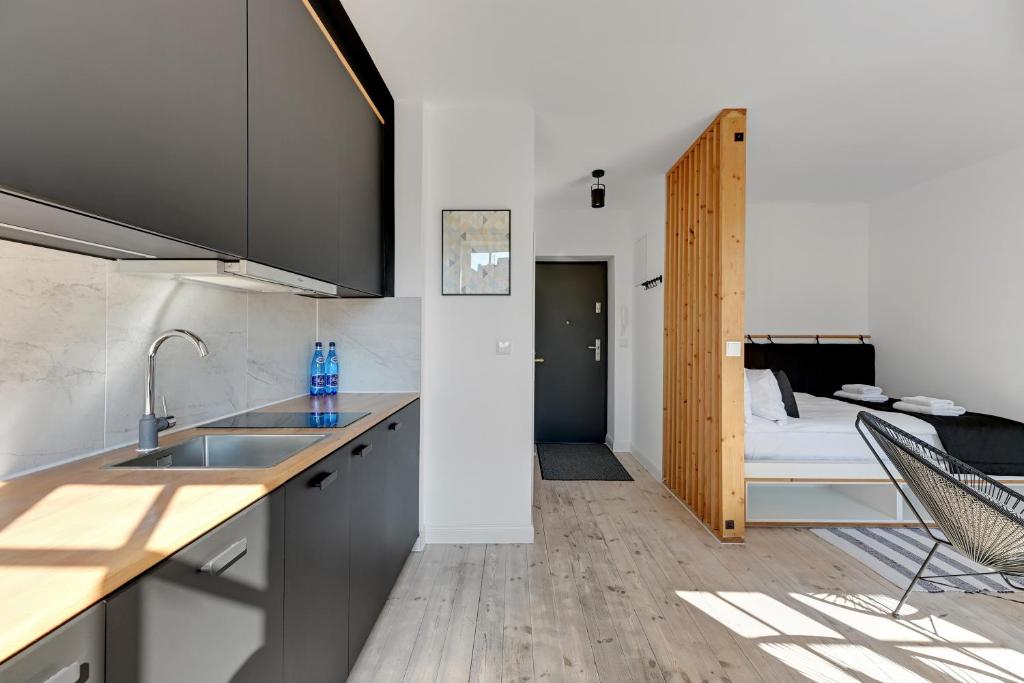 Kuchyňa alebo kuchynka v ubytovaní Szeroka Boutique by Downtown Apartments