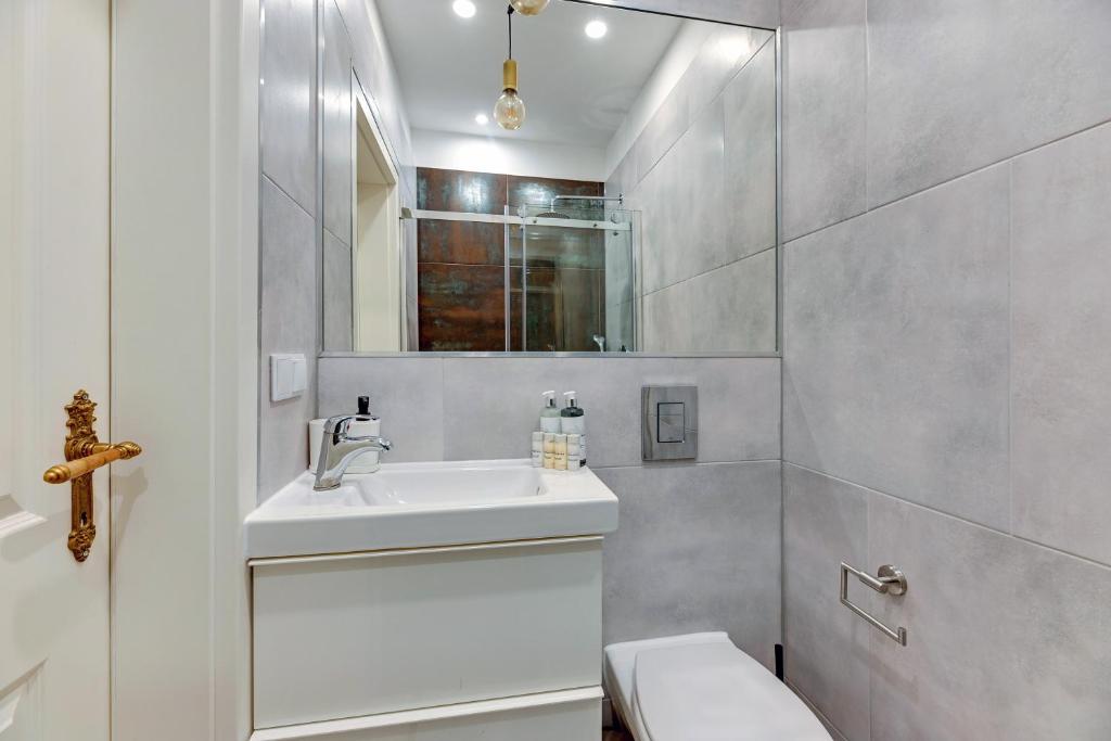 Kúpeľňa v ubytovaní Szeroka Boutique by Downtown Apartments