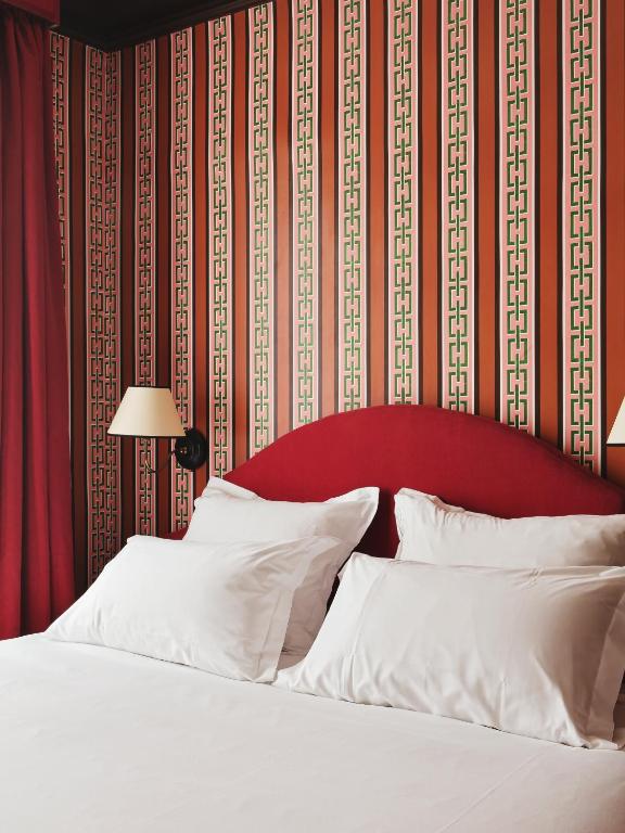 Een bed of bedden in een kamer bij Hôtel Les Deux Gares