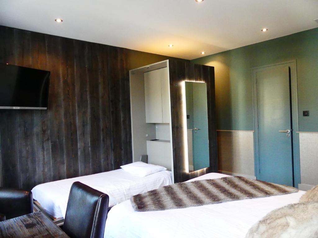 Postel nebo postele na pokoji v ubytování Logis Hotel Des Bains