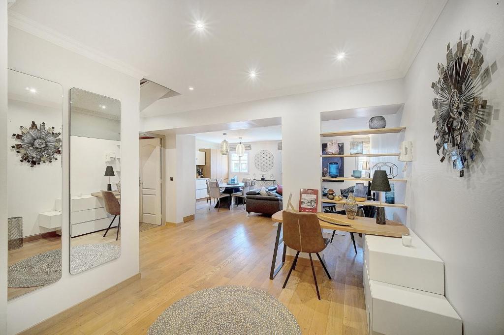 Il comprend un salon et une salle à manger avec une table à manger. dans l'établissement Cannes banane 50m croisette, luxueux 4 pièces dans résidence de standing, à Cannes