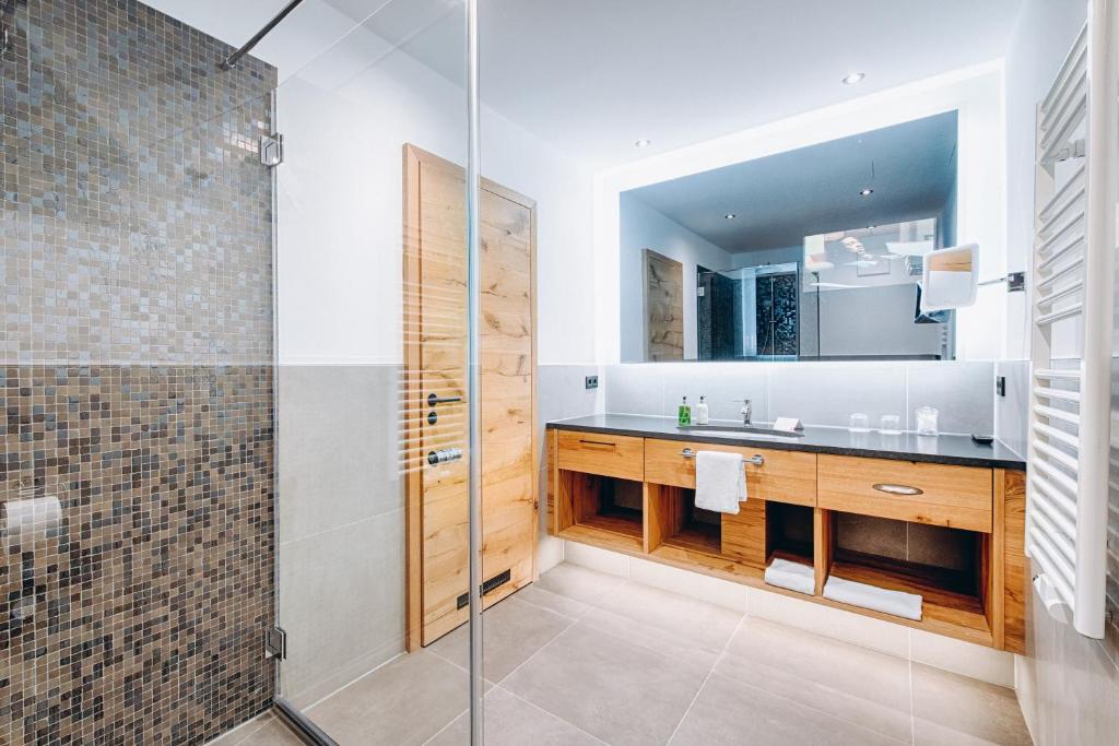 Koupelna v ubytování Obermühle 4*S Boutique Resort