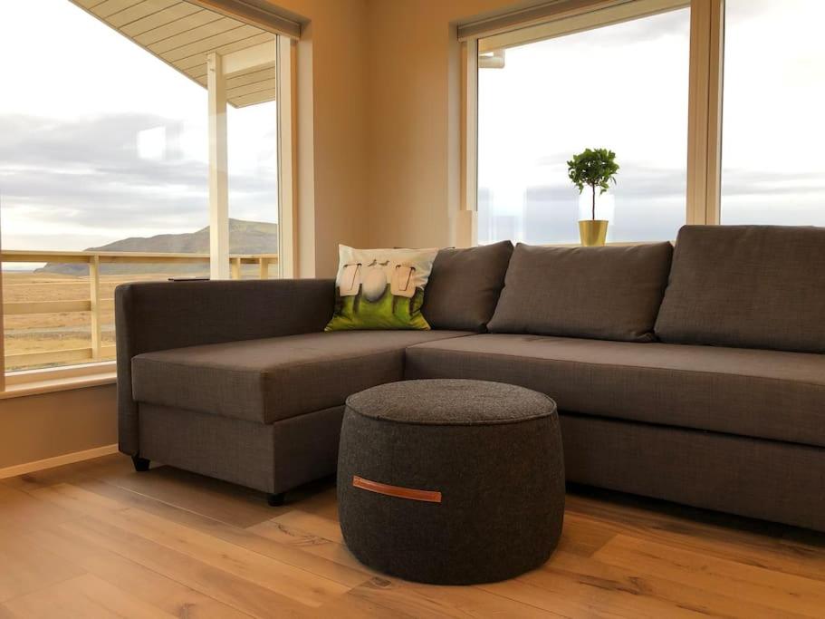 Posezení v ubytování EYVÍK Cottages - Private HOT TUB!