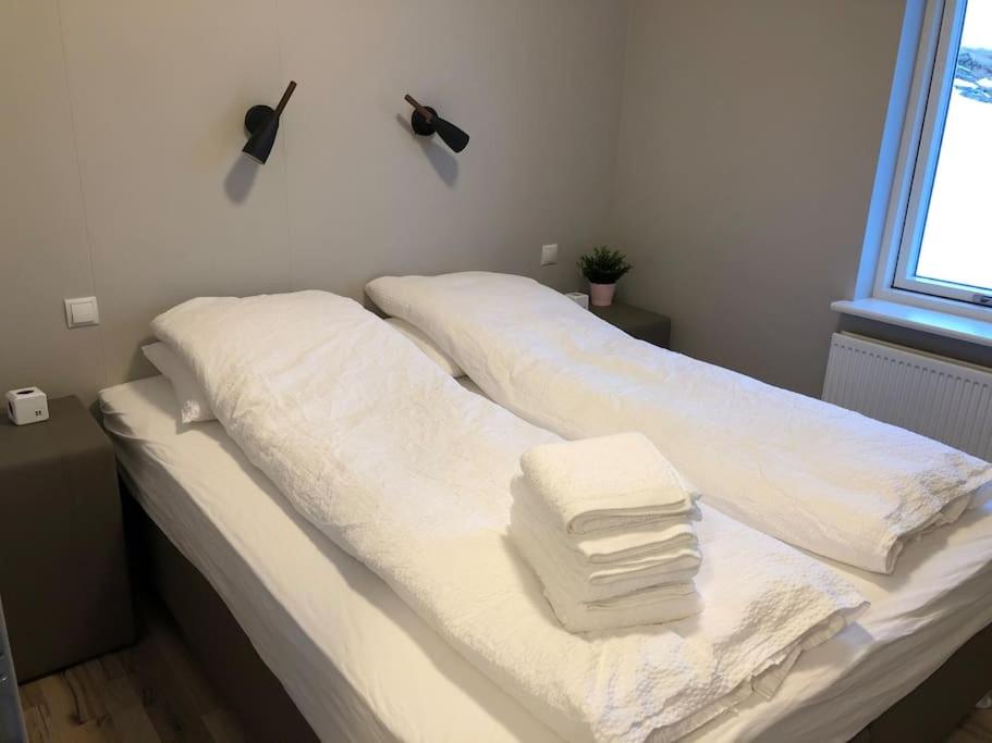 Postel nebo postele na pokoji v ubytování EYVÍK Cottages - Private HOT TUB!