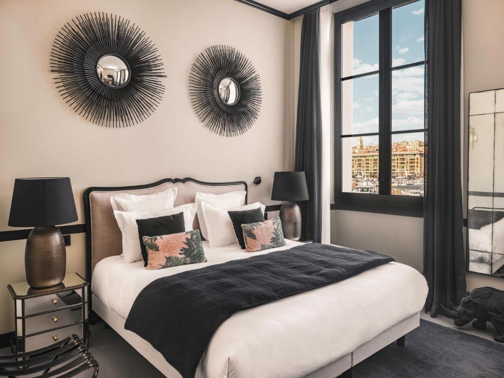 Säng eller sängar i ett rum på Maisons du Monde Hôtel & Suites - Marseille Vieux Port