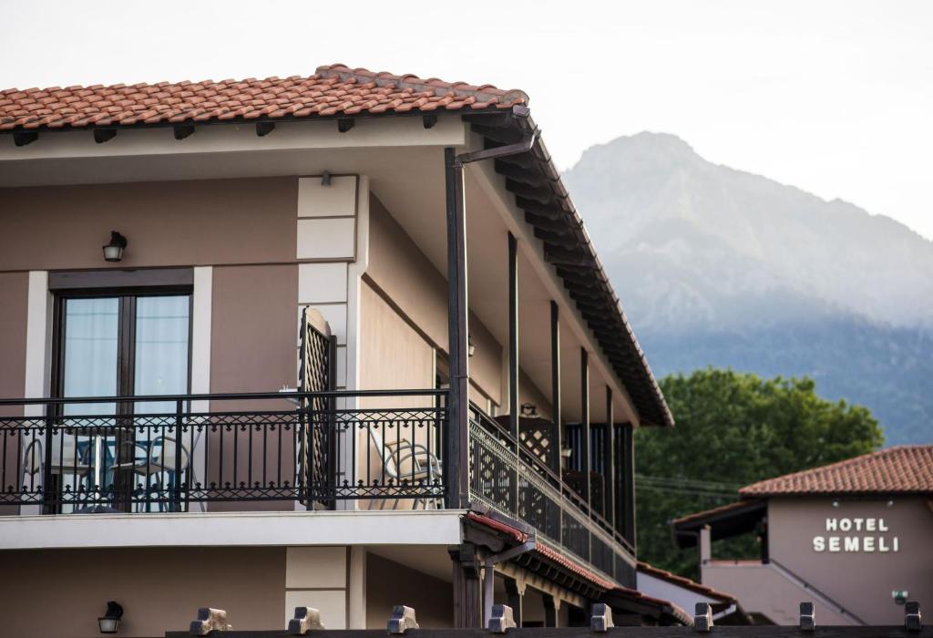 Nespecifikovaný výhled na hory nebo výhled na hory při pohledu z hotelu