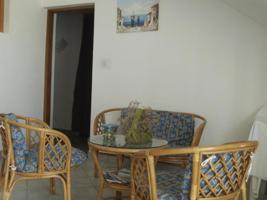 Posedenie v ubytovaní Apartment in Kustici with balcony, WiFi, washing machine (4847-1)