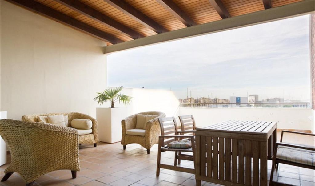 巴塞隆納的住宿－Ola Living Merce，客厅配有椅子和桌子,设有大窗户