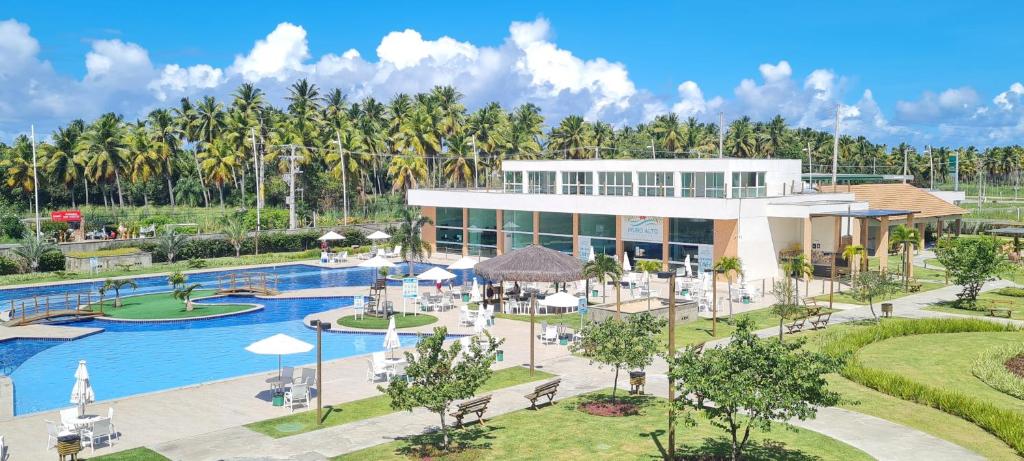 ein Bild eines Resorts mit einem Swimmingpool in der Unterkunft Muro Alto Condomínio Clube in Porto De Galinhas