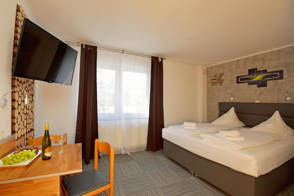 Postel nebo postele na pokoji v ubytování Hotel Zum Gründle