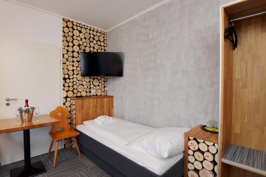 Postel nebo postele na pokoji v ubytování Hotel Zum Gründle