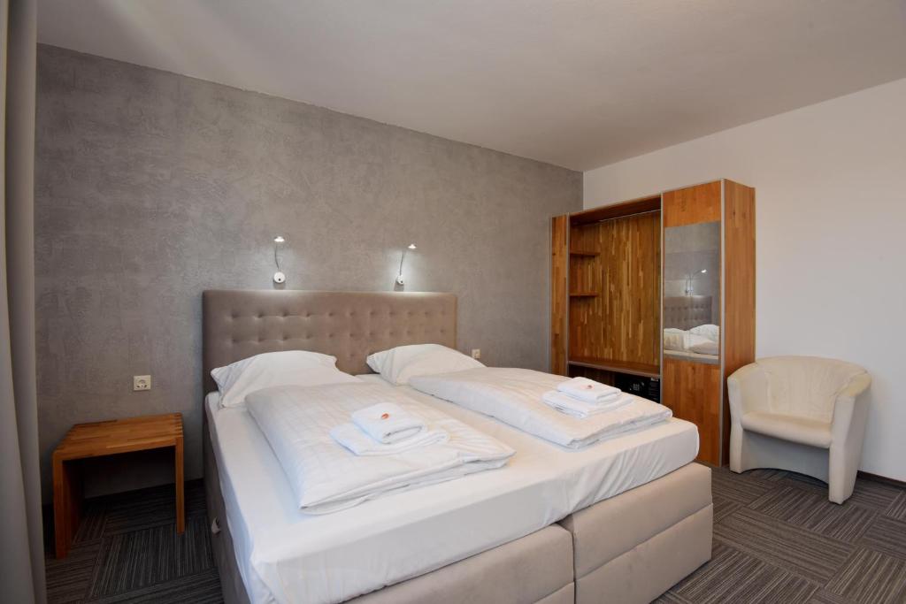 Postel nebo postele na pokoji v ubytování Hotel Zum Gründle