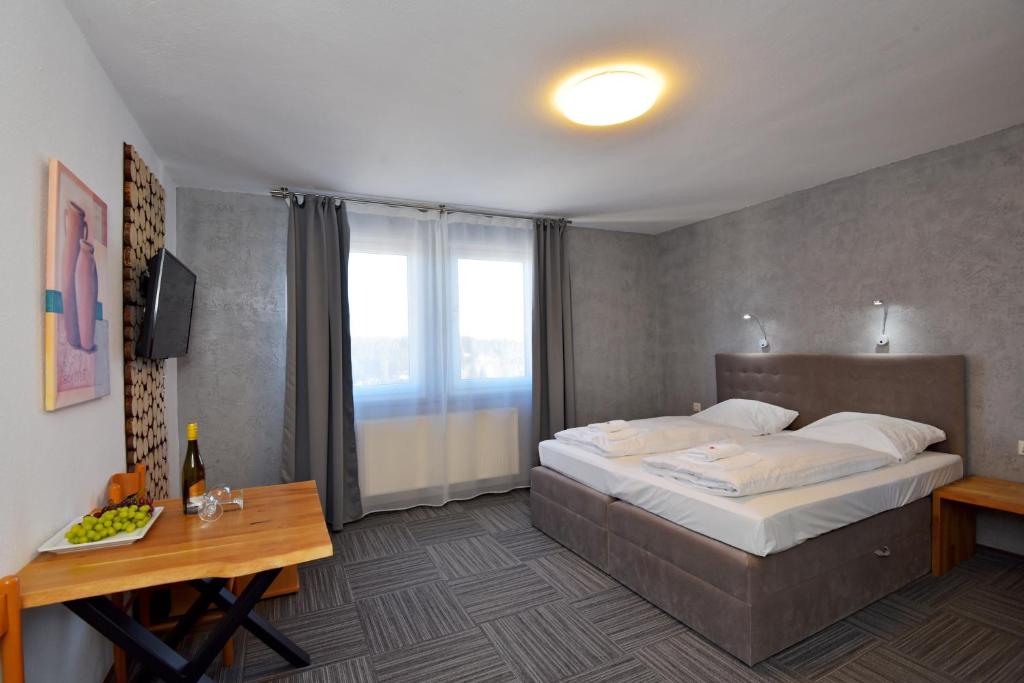 Postel nebo postele na pokoji v ubytování Hotel Zum Gründle