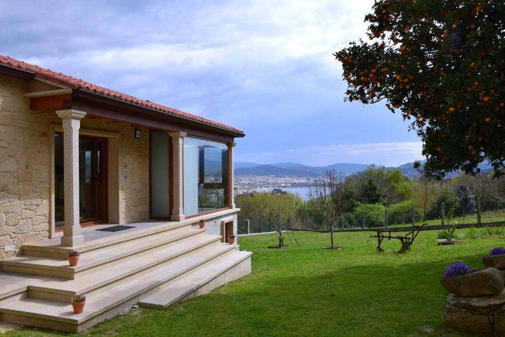 Casa con porche con vistas al agua en O MIRADOR da RÍA, en Outes