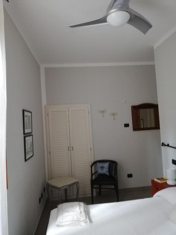 Łóżko lub łóżka w pokoju w obiekcie A due passi dal Castello