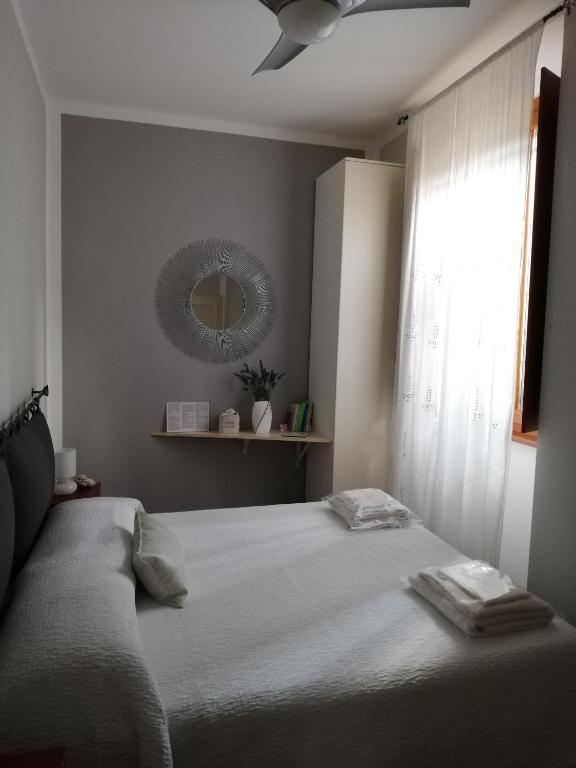 Łóżko lub łóżka w pokoju w obiekcie A due passi dal Castello