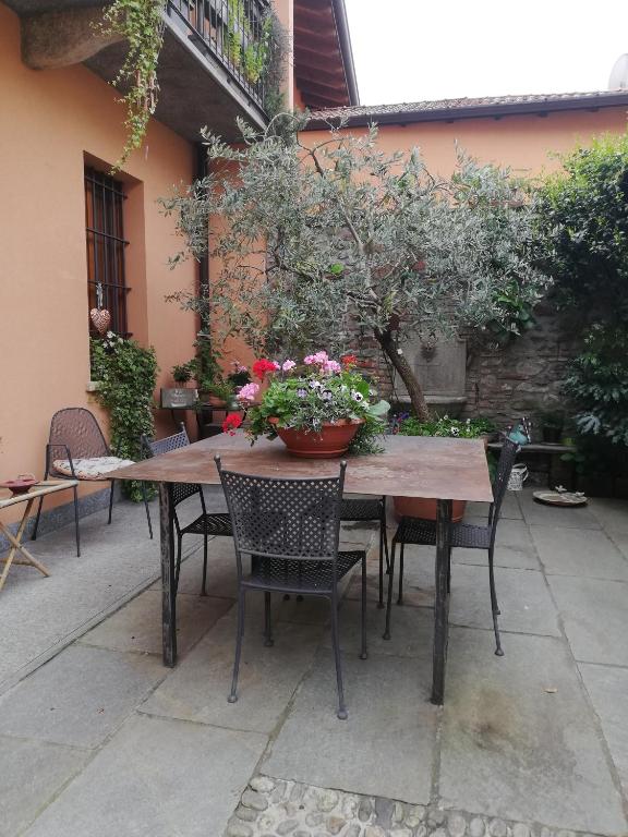 Patio lub wspólna przestrzeń na świeżym powietrzu w obiekcie A due passi dal Castello