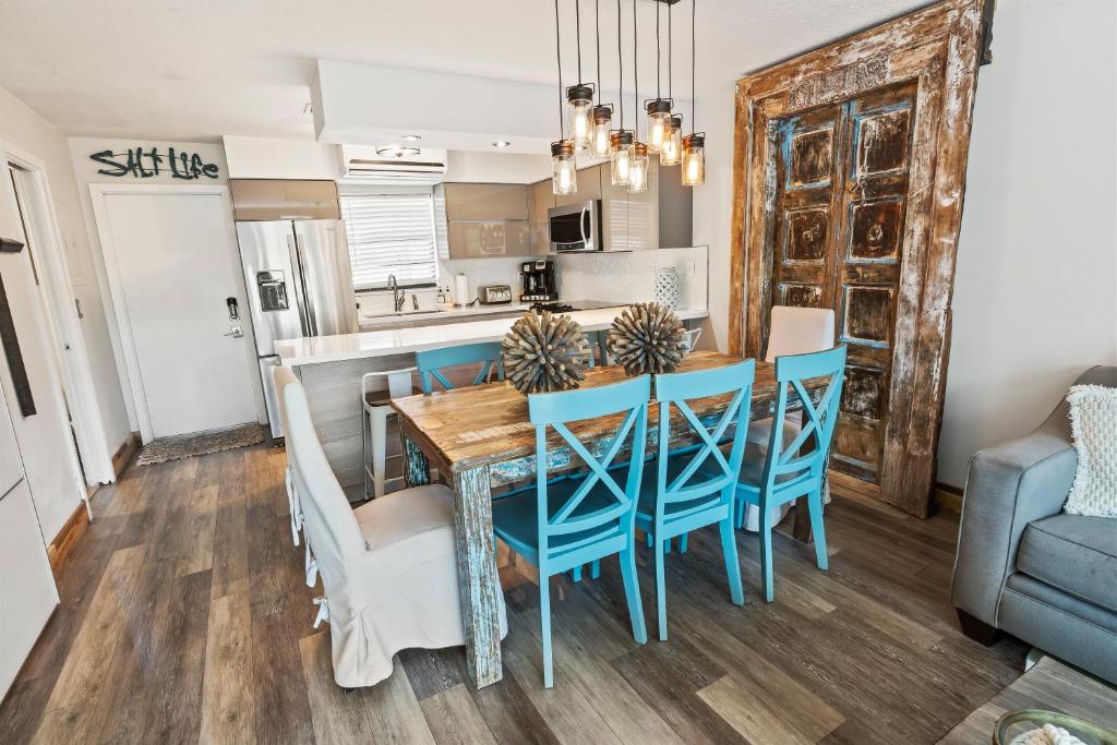 uma cozinha e sala de jantar com uma mesa de madeira e cadeiras em VOTED KEY LARGO'S #1 DESTINATION, Pool, Marina, Kayaks, Tennis, Pickle Ball em Key Largo