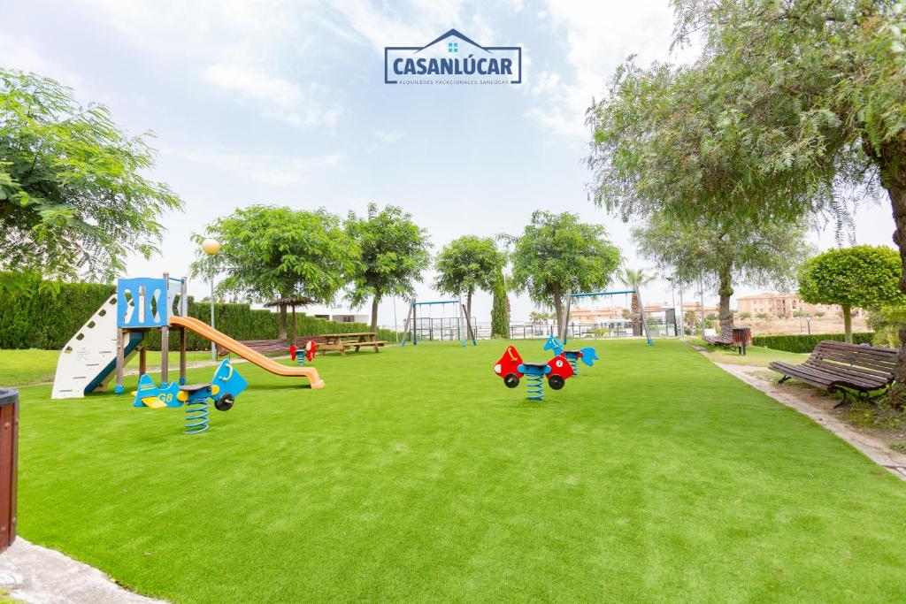 plac zabaw ze zjeżdżalnią w parku w obiekcie Flamingo Golf A w mieście Sanlúcar de Barrameda