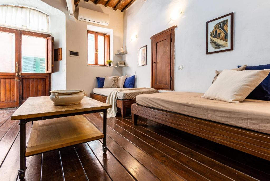 卡波利韋里的住宿－Appartamento La Torre，一间设有两张床和一张桌子的房间
