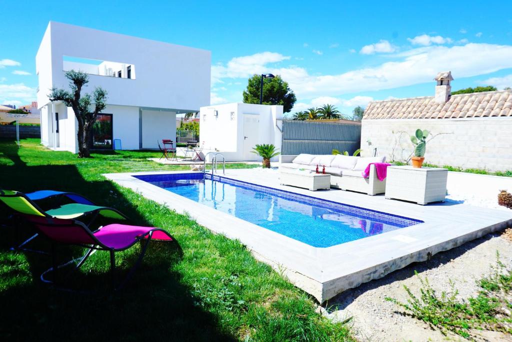 a backyard with a swimming pool and a house at Villa Puerto Blanco in Vinarós