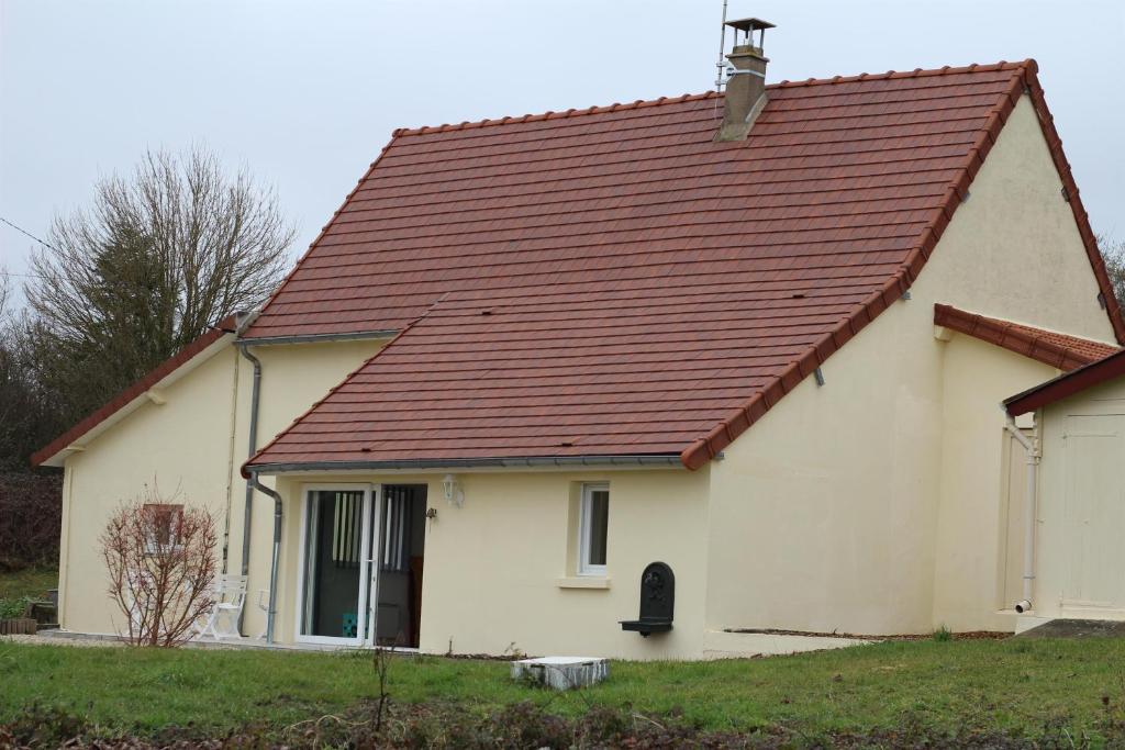 Bléneau的住宿－Gîte de la Haute Feuille，白色房子,有红色屋顶