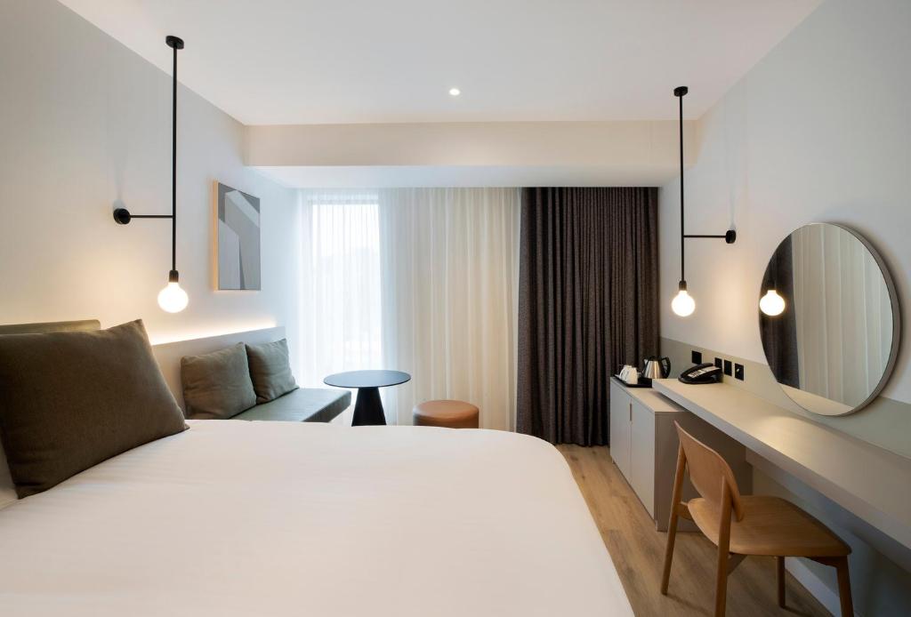Postel nebo postele na pokoji v ubytování Leonardo Hotel Manchester Piccadilly