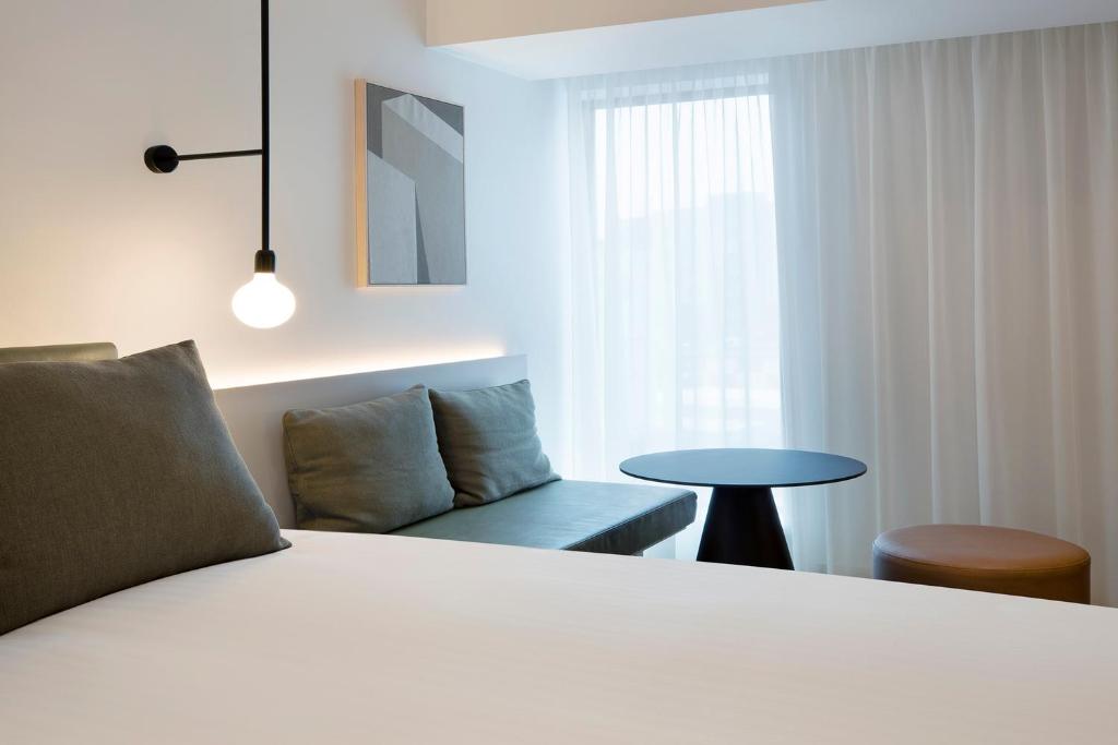 Postel nebo postele na pokoji v ubytování Leonardo Hotel Manchester Piccadilly