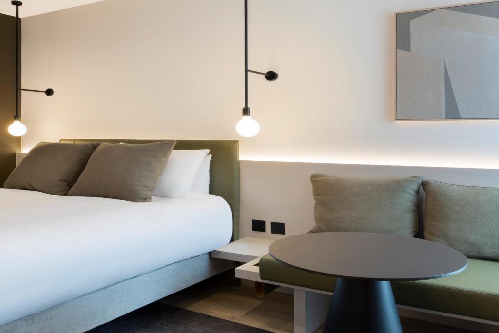 Postel nebo postele na pokoji v ubytování Leonardo Hotel Manchester Piccadilly
