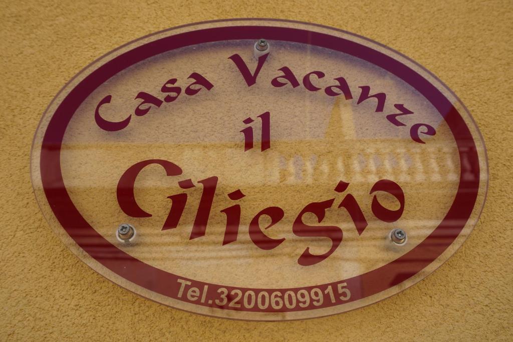 een bord op een muur dat zegt casa vazquez kaas bij Casa Vacanza il Ciliegio in Noto