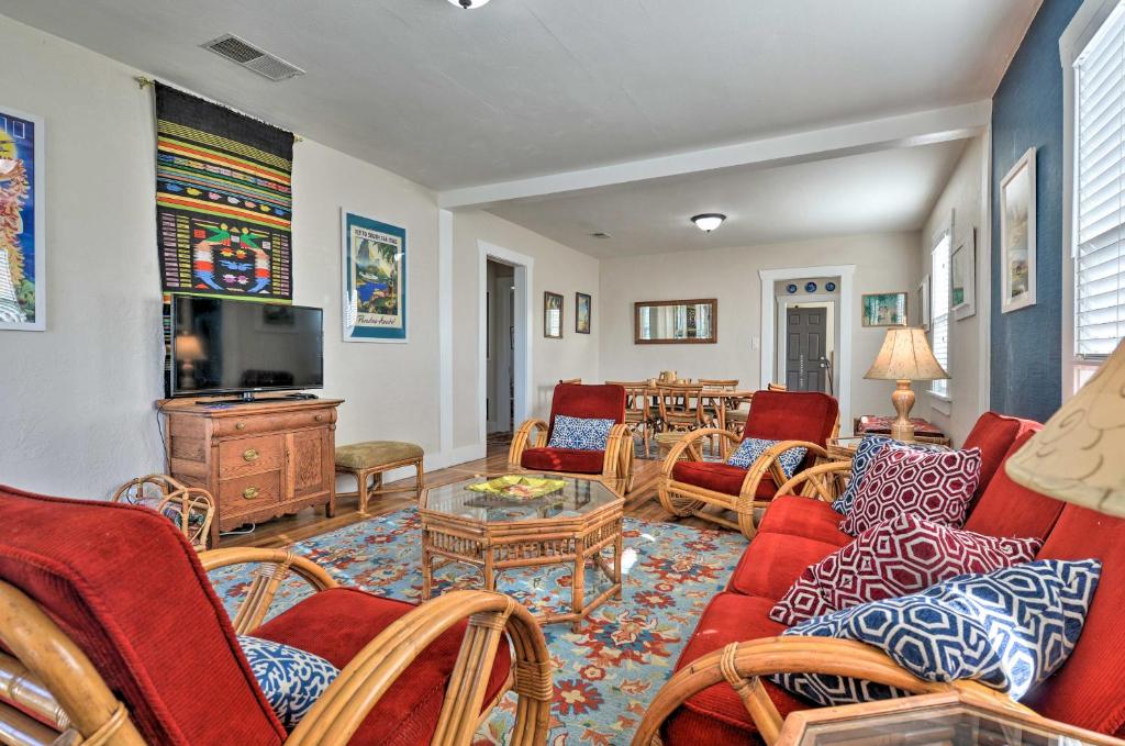 een woonkamer met rode banken en een tv bij Eureka Cottage Near Sequoia Park and Old Town! in Eureka