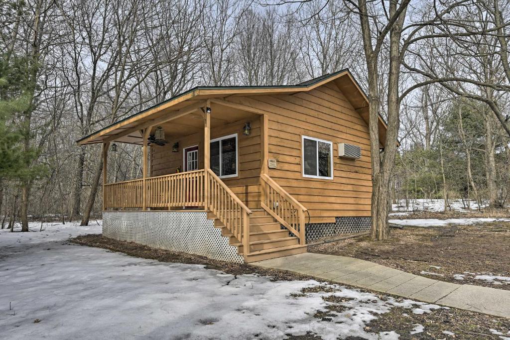 Pet-Friendly Wisconsin Dells Studio with Porch!