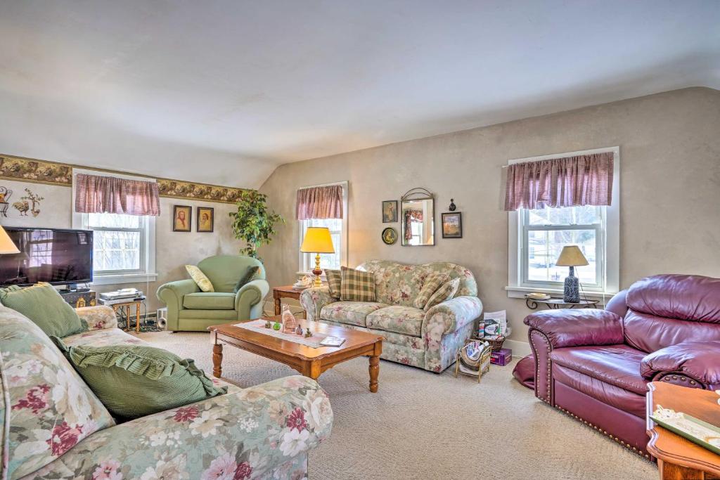 un salon avec des canapés et une table basse dans l'établissement Walk to Chautauqua Lake Mayville Getaway!, à Mayville