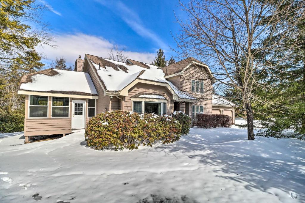 Casa o chalet Grand Pocono Pines Home about 2 Mi to Golf Course (EE.UU