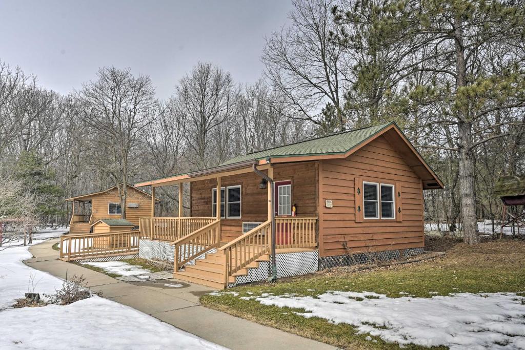 Woodsy Wisconsin Dells Studio with Grill and Deck
