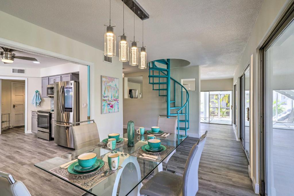 uma sala de jantar e cozinha com uma mesa de vidro e cadeiras em Tropical Waterfront Home Central Location! em Clearwater Beach