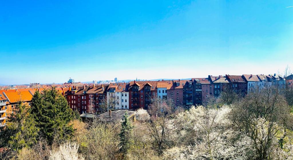 um grupo de edifícios de apartamentos numa cidade em Gemütliches Studio - Elias- mit Küche, WLAN, Smart-TV & Panoramablick in Citynähe em Erfurt