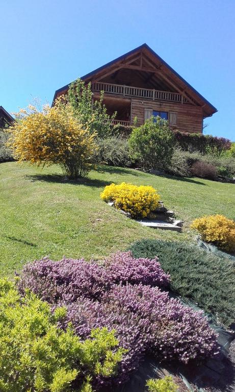 einen Garten mit lila und gelben Blumen vor einem Haus in der Unterkunft Gîte le Clapier in Theys
