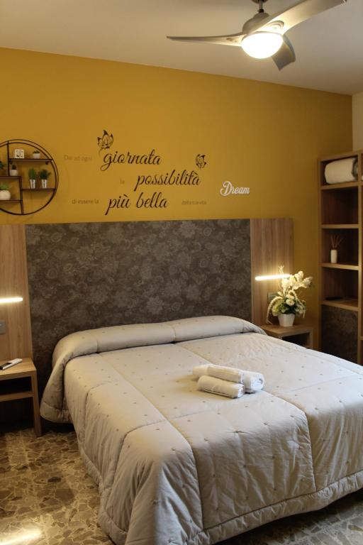 um quarto com uma cama com uma placa na parede em Villa Elisa em Gambettola