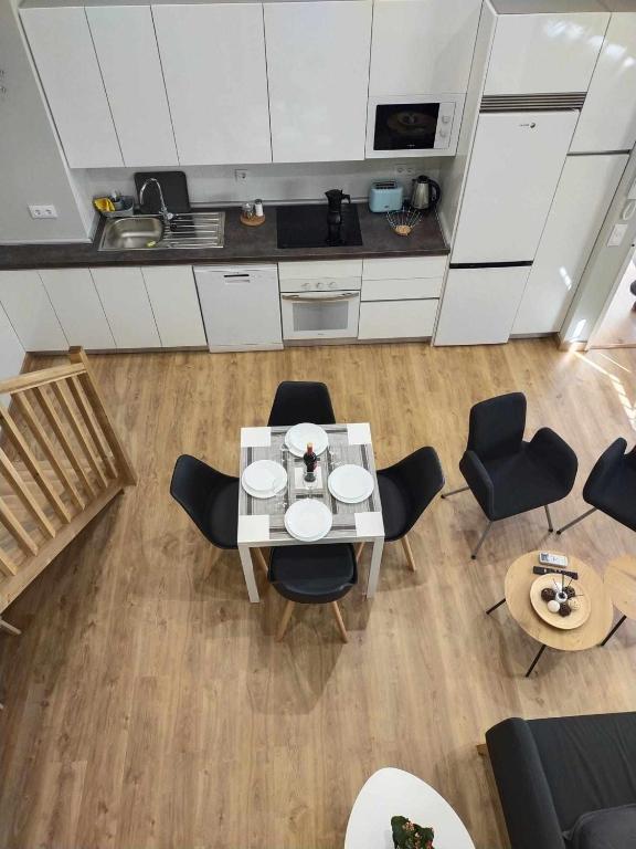 a living room with a table and chairs and a kitchen at Apartamento Retiro in Madrid