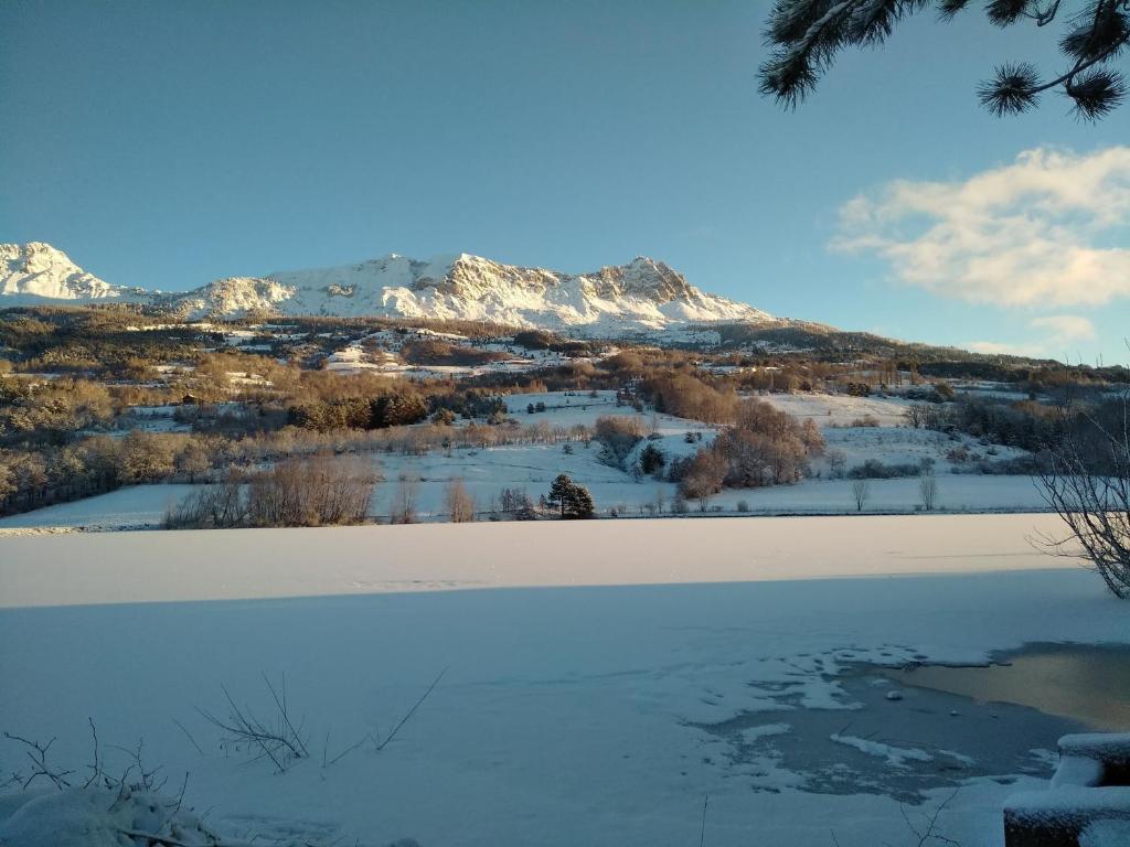 Villa L'Epicléa, Chorges, entre lac et montagnes - Three-Bedroom House
